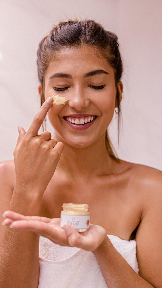 Acne e o Ciclo Menstrual: Como os Hormônios Afetam a Pele